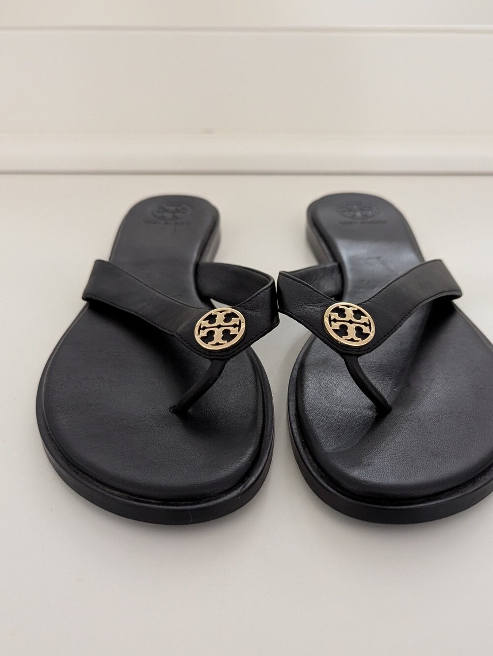 EUC! Tory Burch Benton Thong Sandal In Black Leather Size 9 - Picture 4 of 15